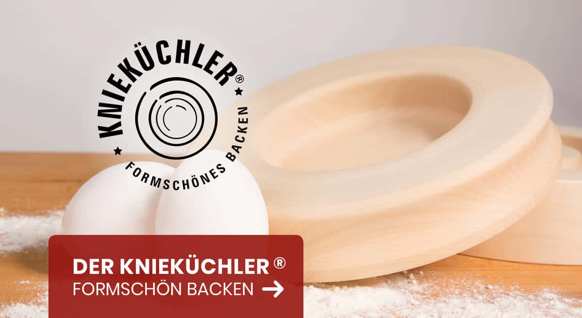 Teaserbild Knieküchler: Knieküchler aus Holz im Hintergrund in Nahansicht, zwei Eier und Mehl im Vordergrund