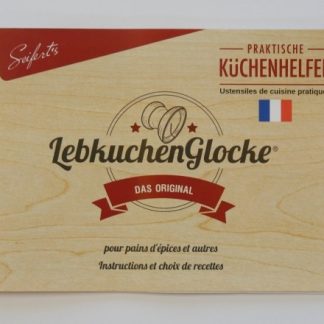Bild des Rezepthefts der Lebkuchenglocke: Kleines Booklet, Cover aus Holztextur, Logo deutlich sichtbar, französische Flagge.