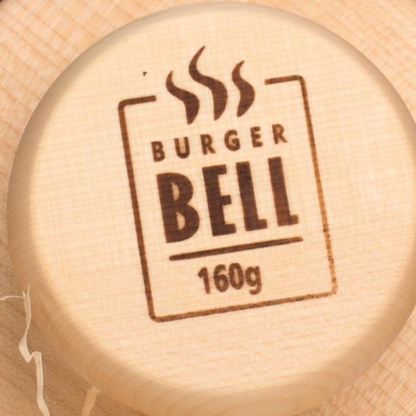 Eingraviertes BurgerBell-Logo oben auf der BurgerBell, Nahansicht.